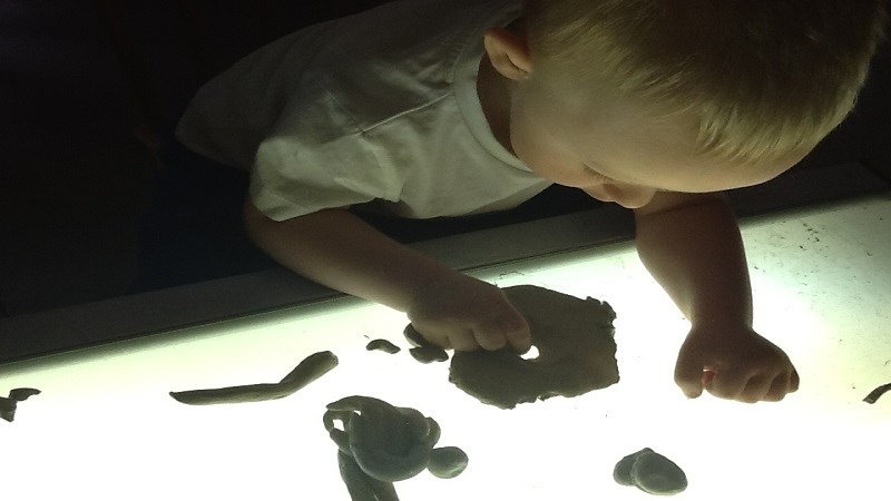Pojke leker med lera.