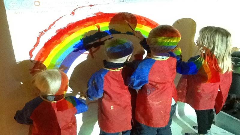 Barn målar med hjälp av skuggor.